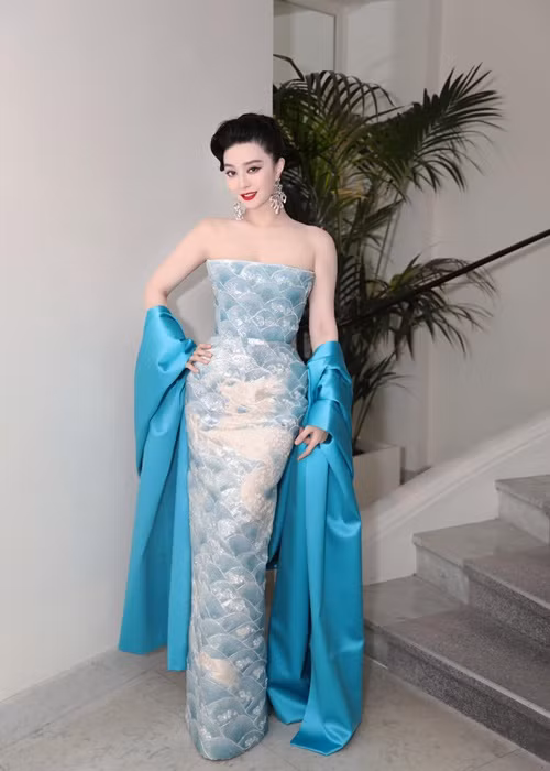 Có mặt ở một bữa tiệc ngày 23/5 (giờ Pháp), Phạm Băng Băng diện trang phục thêu họa tiết rồng, sóng biển và mây. Ảnh: FBNV.