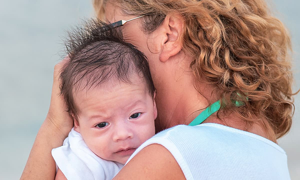 Mẹ chồng mong được trả tiền chăm cháu, con dâu phản ứng thế nào? Me chong mong duoc tra tien cham chau, con dau phan ung the nao?