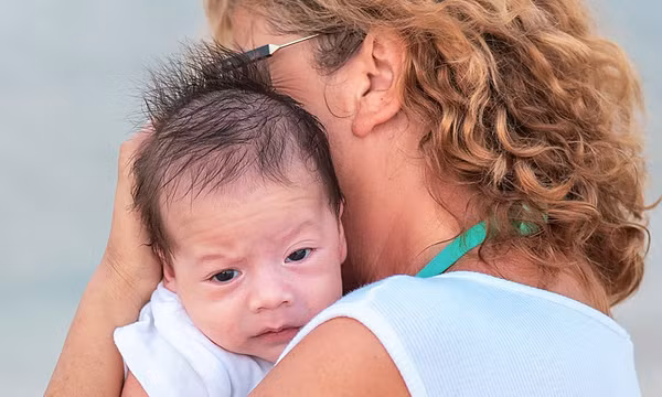 Me chong mong duoc tra tien cham chau, con dau phan ung the nao?