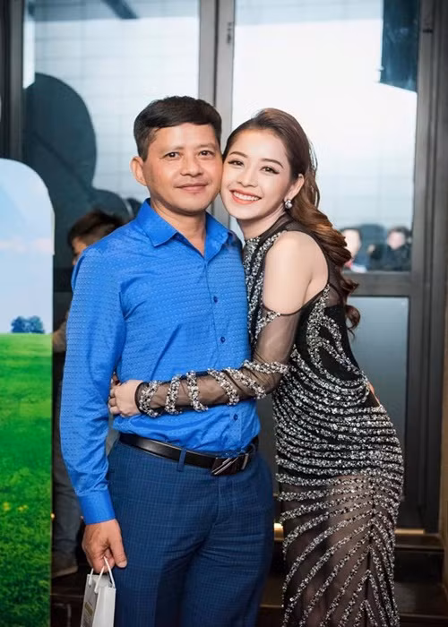 Bố của Chi Pu được nhiều người nhận xét có vẻ ngoài phong độ. Ảnh: FBNV