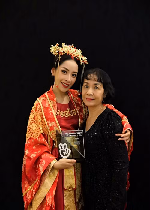Bố mẹ của Chi Pu ủng hộ con gái hoạt động nghệ thuật. Ảnh: FBNV