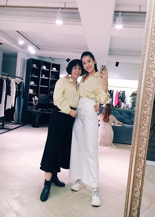 "Hôm nay lu bu đi làm cả ngày nhưng vẫn cố gắng phi về thật nhanh cho kịp giờ ăn tối với chị mẹ, tặng chị mẹ bó hoa và được chị mẹ nấu bún riêu cho ăn ngon lắm. Yêu chị mẹ. Mãi trẻ trung khỏe mạnh bên con gái yêu, chị mẹ nhá", Chi Pu từng chia sẻ. Ảnh: FBNV