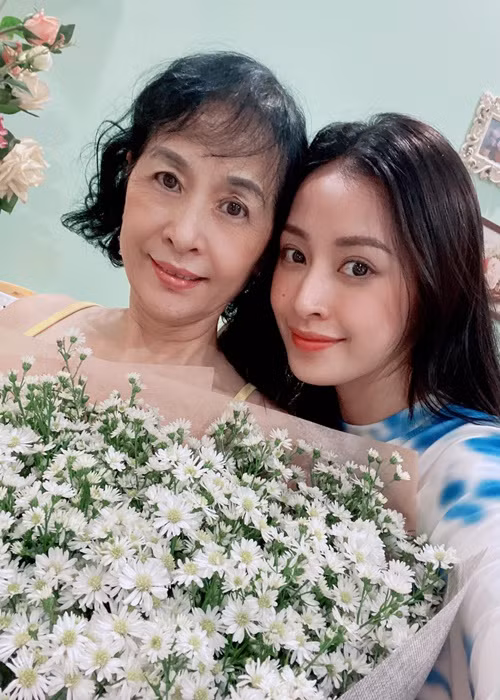 Người đẹp sinh năm 1993 thường mẹ gọi là "chị mẹ". Ảnh: FBNV