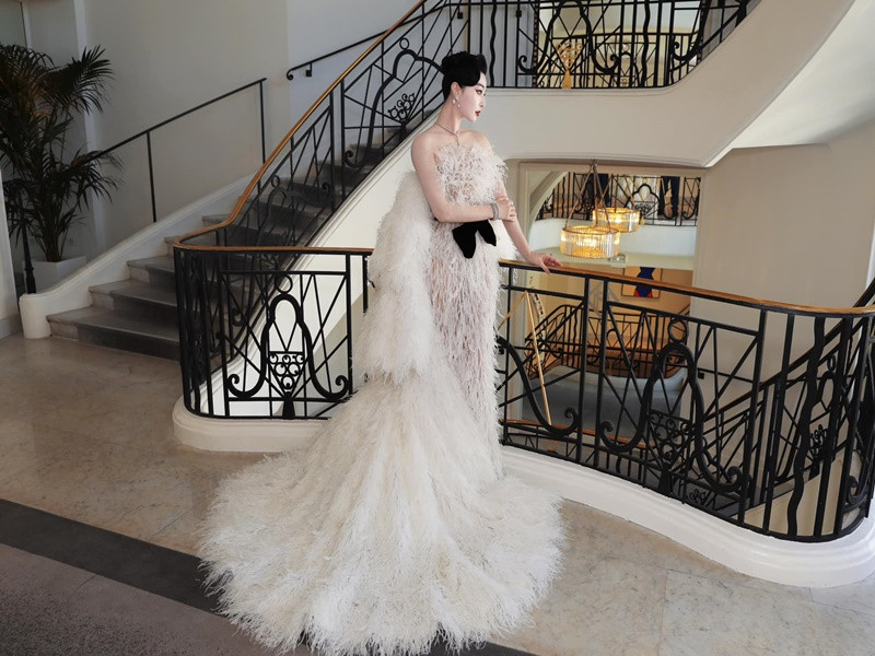 Tham dự thảm đỏ Cannes 2023 ngày 23/5 (giờ Pháp), nữ diễn viên xứ Trung diện đầm trắng cầu kỳ.