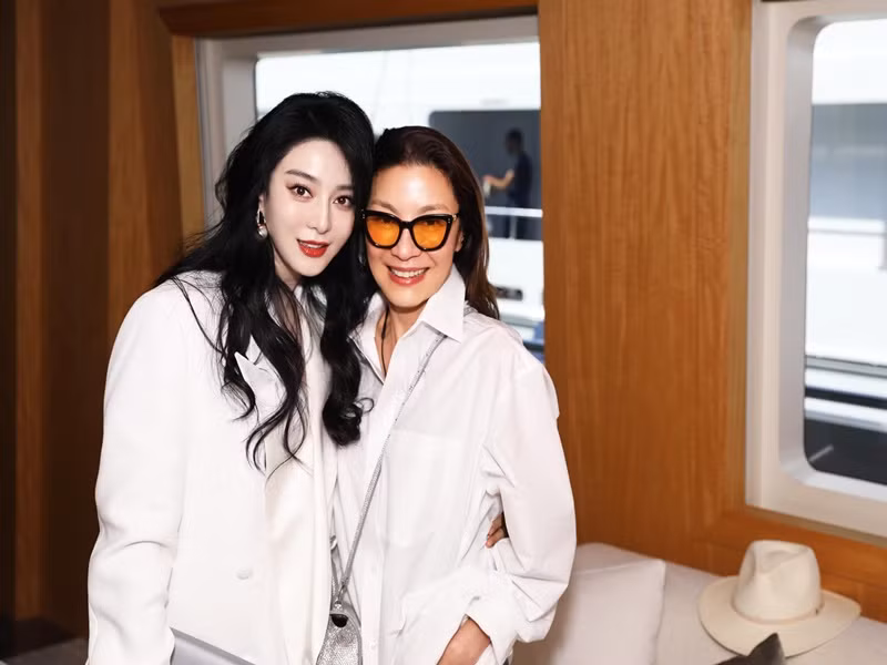 Phạm Băng Băng chụp ảnh cùng "đả nữ" Dương Tử Quỳnh khi cả hai tham dự một bữa tiệc trên du thuyền.