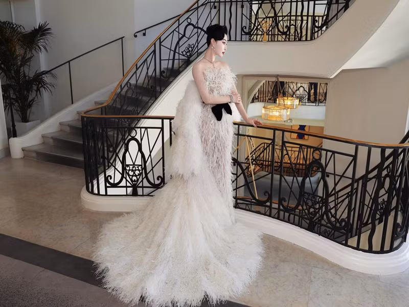 Tham dự thảm đỏ Cannes 2023 ngày 23/5 (giờ Pháp), nữ diễn viên xứ Trung diện đầm trắng cầu kỳ.