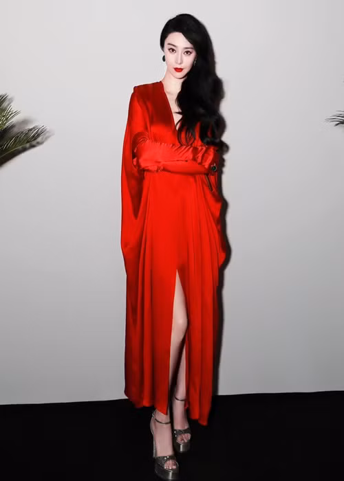 Nữ diễn viên diện đầm đỏ xẻ cao tại một sự kiện bên lề liên hoan phim.