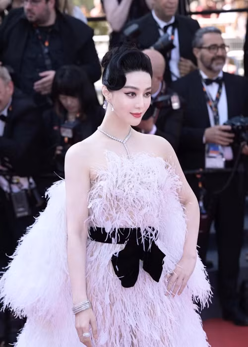 Trên trang cá nhân Facebook, Instagram, nữ diễn viên cập nhật hình ảnh dự thảm đỏ Cannes.