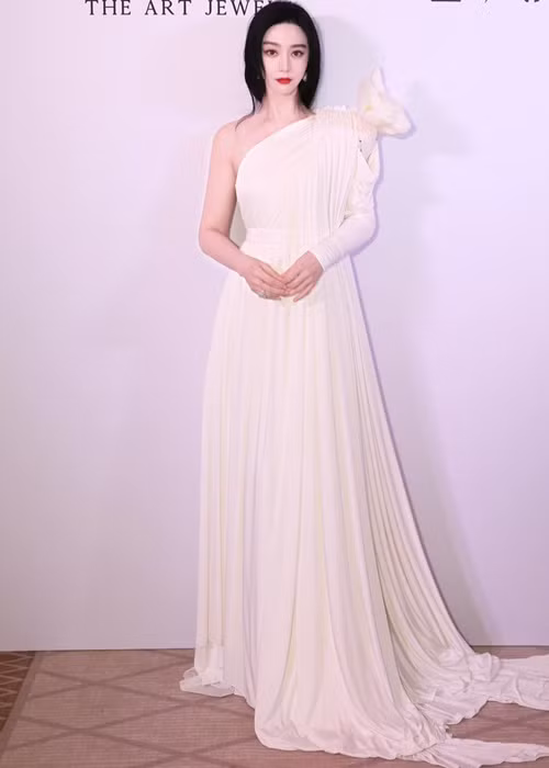 Hậu scandal, Phạm Băng Băng chia tay Lý Thần. Tới nay, cô không chia sẻ chuyện tình cảm.