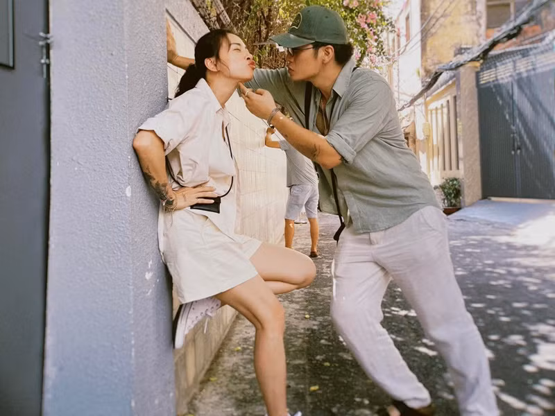 Đôi vợ chồng son có những khoảnh khắc bình dị nhưng hạnh phúc.