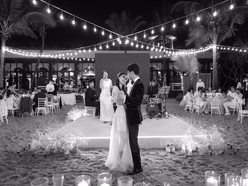 Ngô Thanh Vân tiếp tục nịnh chồng trẻ: “Xin cảm ơn 1 năm thật nhiều những ý nghĩa. Cảm ơn chồng đã đến với vợ và gia đình. Chúng ta chỉ có những nụ cười hạnh phúc và cùng nhau lan tỏa điều đó đến với người thân yêu chồng nhé. Không những chỉ một năm mà sẽ còn nhiều năm nữa cùng đồng hành với nhau. Vợ chỉ mong có chồng cùng chung bước trên mọi nẻo đường để chúng ta cùng dệt nên thật nhiều giấc mơ đẹp. Cảm ơn những lời chúc mọi người đã dành cho Huy - Vân nhé. Xin gửi lời đến những bạn đang yêu và sắp yêu. Hãy kiên nhẫn đợi người dành cho mình. Vì người ấy sẽ đến. Và khi đã là một cặp thì quá nhiều điều tuyệt vời sẽ đến với bạn. Đợi chờ 1 tí không sao nhé”.