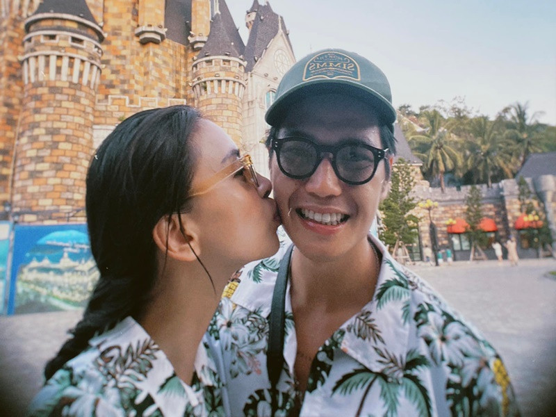 Nàng đả nữ hôn má chồng trẻ trong chuyến đi.