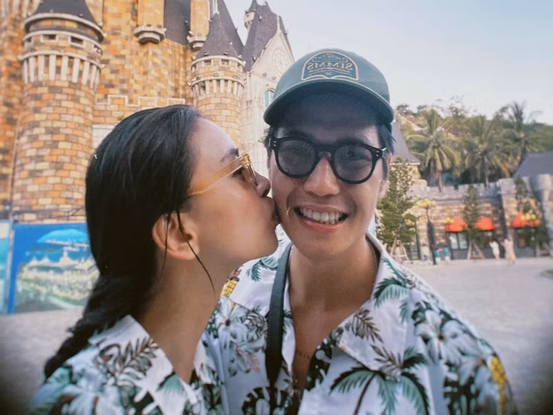 Nàng đả nữ hôn má chồng trẻ trong chuyến đi.