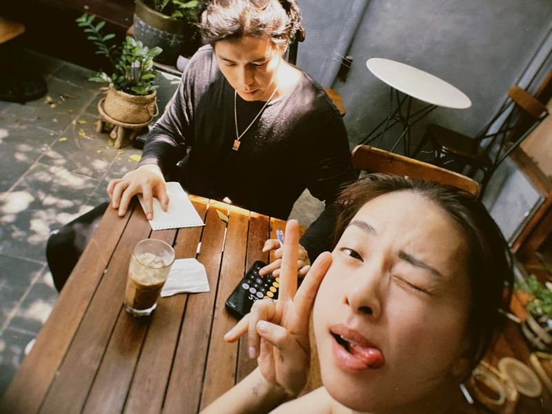 Ở bên Huy Trần, Ngô Thanh Vân nhí nhảnh, khác hẳn vẻ nghiêm túc khi làm việc.