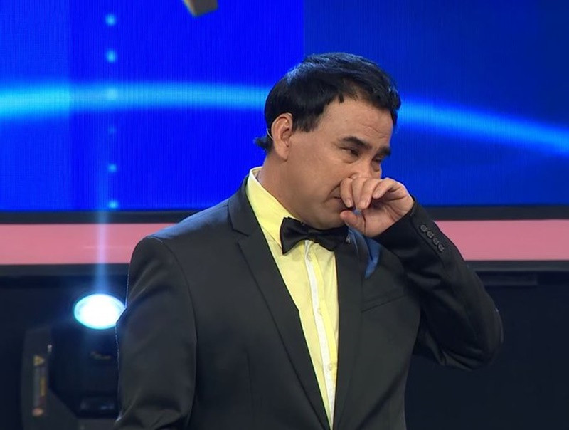 Người lao động dẫn lời Quyền Linh chia sẻ về câu chuyện của Như Ý: "Anh rất cảm động trước tấm lòng của em. Hy sinh cả mạng sống, cả sức khỏe của mình để vào bệnh viện làm những việc mà không ai nghĩ tới như thay tã, thay quần áo, tắm rửa cho bệnh nhân. Quá tuyệt vời”. Ảnh: Người lao động