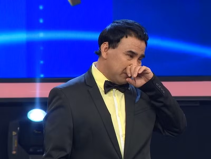 Người lao động dẫn lời Quyền Linh chia sẻ về câu chuyện của Như Ý: "Anh rất cảm động trước tấm lòng của em. Hy sinh cả mạng sống, cả sức khỏe của mình để vào bệnh viện làm những việc mà không ai nghĩ tới như thay tã, thay quần áo, tắm rửa cho bệnh nhân. Quá tuyệt vời”. Ảnh: Người lao động