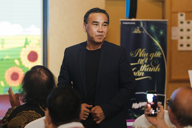 Tháng 12/2022, Quyền Linh bật khóc cho biết, Chiến thắng cùng con là chương trình cộng đồng khó nhất trong 20 năm làm nghề của anh bởi đối tượng tham gia là trẻ tự kỷ. “Việc thuyết phục phụ huynh các bé đã là một vấn đề, thực tế còn vất vả hơn khi bố mẹ đồng ý mà các bé lại bất hợp tác. Vì thế, cả ê-kíp quyết định nương theo các bé để tạo cho các con sự thoải mái, từ đó bộc lộ được khả năng của mình”, Quyền Linh chia sẻ với Dân trí. Ảnh: Vietnamnet