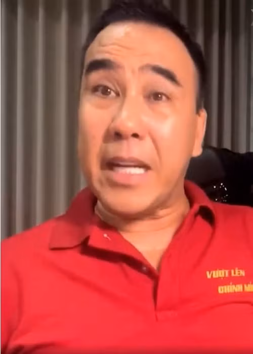 “Tôi không có cách nào để nói nên lời và những giọt nước mắt sẽ xóa đi những nghẹn ngào đó. Tôi nghĩ rằng trong cuộc sống này, hãy cứ khóc cho nhẹ người hơn, để sau đó có thể lau khô hết những giọt nước mắt và hướng tới những điều tốt đẹp hơn trong cuộc sống”, Dân Trí lẫn lời Quyền Linh. Ảnh: Bestie