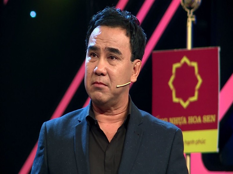 Tháng 2/2022, trong Hát cho ngày mai, Quyền Linh rơi nước mắt trước câu chuyện Hà Ngọc Trường mất mẹ vì COVID-19 vẫn cố gắng giúp đỡ cho các bệnh nhân F0. Ảnh: Pháp luật TP HCM