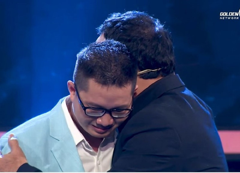 Quyền Linh lên sân khấu và ôm động viên Hà Ngọc Trường. Ảnh: Pháp luật TP HCM