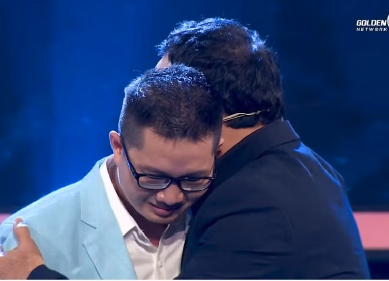 Quyền Linh lên sân khấu và ôm động viên Hà Ngọc Trường. Ảnh: Pháp luật TP HCM