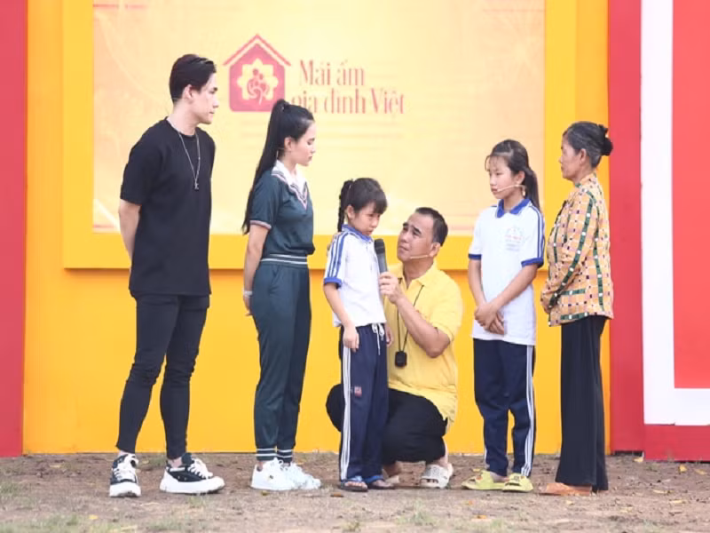 Lý giải về việc hay khóc trên truyền hình, Quyền Linh cho biết, càng đồng hành cùng các chương trình thiện nguyện, anh càng thấy có nhiều gia đình khó khăn khiến anh phải rơi nước mắt. Ảnh: Dân Trí