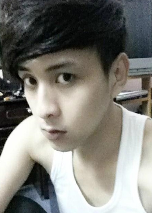 Hồ Quang Hiếu tâm sự trên Zing năm 2015 về quãng thời gian gia đình gặp khó khăn: “Gia đình tôi trước đây nghèo lắm, cái nghèo thể hiện rõ trong mỗi bữa ăn. Đó là nồi cơm với loại gạo rẻ tiền nhất, chén nước mắm gừng mặn chát, đĩa rau muống luộc vội và vài miếng đậu hũ kho tương".