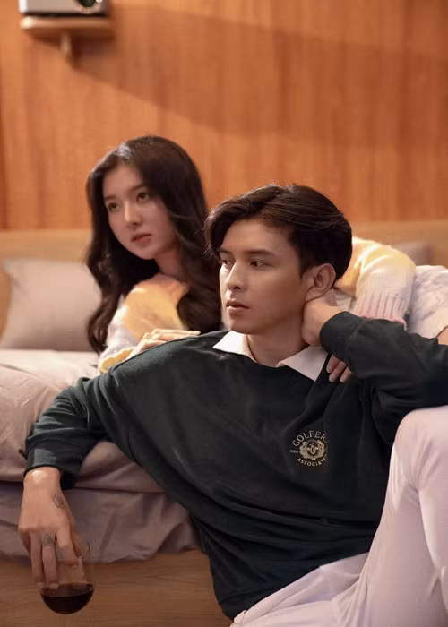 Ở tuổi 40, Hồ Quang Hiếu không chỉ sống giàu sang mà còn có tình yêu viên mãn khi vừa đăng ký kết hôn với người mẫu Tuệ Như.