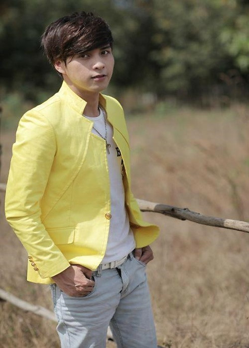 Không ít lần, ca sĩ Hồ Quang Hiếu chia sẻ về quá khứ nghèo khó của mình. Trong chương trình Chuyến xe thời gian, anh cho biết, bố mẹ anh ly dị khi anh còn nhỏ. Mẹ Hồ Quang Hiếu vất vả nuôi 8 chị em nam ca sĩ.