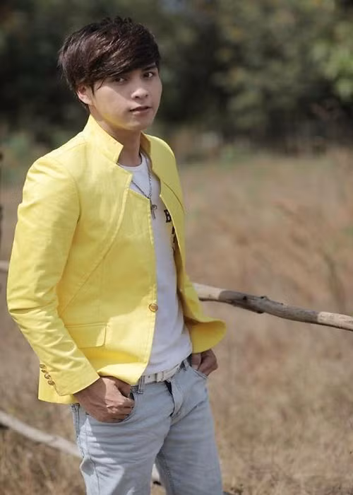 Không ít lần, ca sĩ Hồ Quang Hiếu chia sẻ về quá khứ nghèo khó của mình. Trong chương trình Chuyến xe thời gian, anh cho biết, bố mẹ anh ly dị khi anh còn nhỏ. Mẹ Hồ Quang Hiếu vất vả nuôi 8 chị em nam ca sĩ.