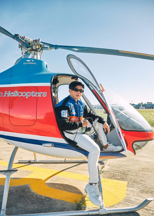 Nhờ bài hát Không cảm xúc, Con bướm xuân, Hồ Quang Hiếu đổi đời. Nam ca sĩ chia sẻ vào năm 2014, sau hơn một năm đi hát, anh cũng thu nhập khoảng trên 10 tỷ đồng, mua được xe hơi và hai căn nhà tại TP HCM. Mỗi tháng Hồ Quang Hiếu phụ cấp cho gia đình, anh em một khoản nhất định.