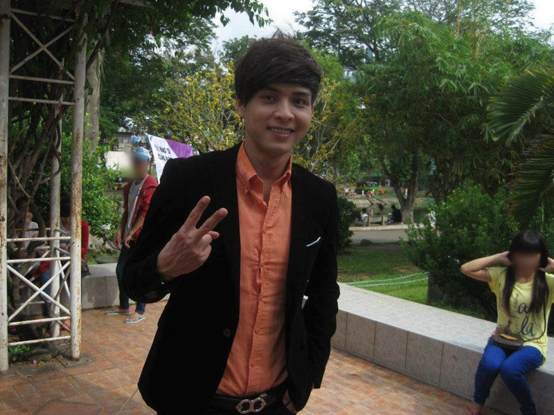 Hồ Quang Hiếu làm nhiều nghề để có thể nuôi dưỡng niềm đam mê ca hát. Nam ca sĩ từng bán bún bò, làm lơ xe, tiếp thị.