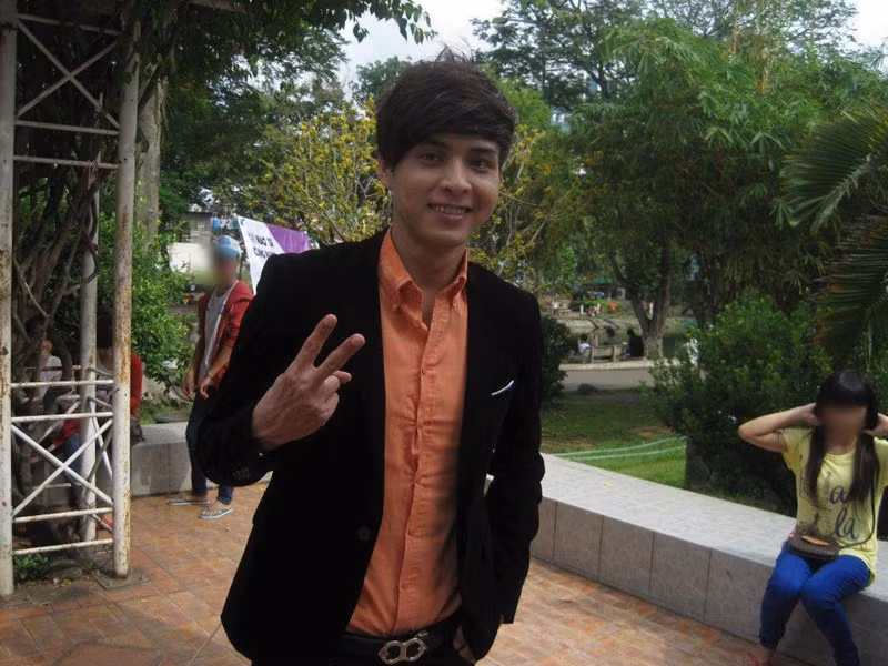 Hồ Quang Hiếu làm nhiều nghề để có thể nuôi dưỡng niềm đam mê ca hát. Nam ca sĩ từng bán bún bò, làm lơ xe, tiếp thị.