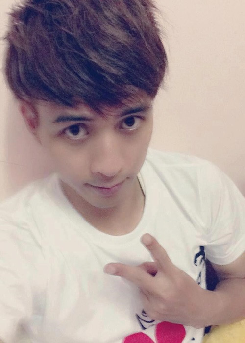 Hồ Quang Hiếu cho biết, khi đi làm phục vụ, lương của anh là 700.000 đồng, nhưng phải trả tiền nhà 300.000 đồng nên suốt ngày anh phải mượn tiền bạn bè.