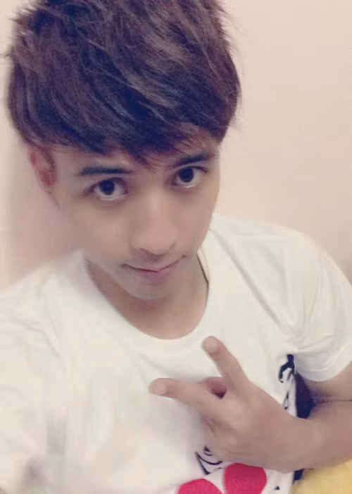 Hồ Quang Hiếu cho biết, khi đi làm phục vụ, lương của anh là 700.000 đồng, nhưng phải trả tiền nhà 300.000 đồng nên suốt ngày anh phải mượn tiền bạn bè.