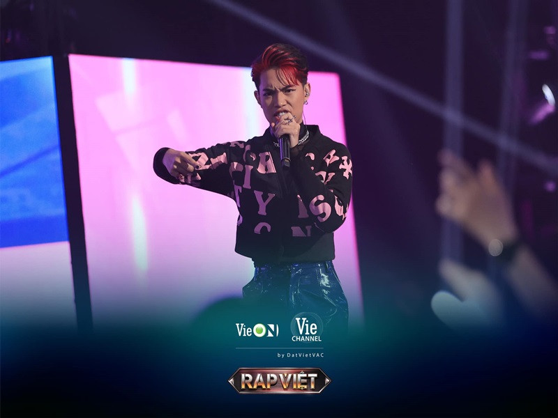 Trong tập 1 Rap Việt mùa 3 lên sóng tối ngày 27/5, Pháp Kiều là một trong những thí sinh gây sốt. Đến với chương trình, anh thể hiện Hoa hồng gai…y! - một bản biến tấu của ca khúc Đóa hoa hồng.