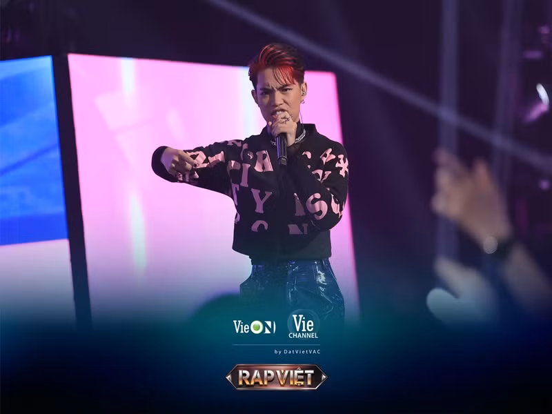 Trong tập 1 Rap Việt mùa 3 lên sóng tối ngày 27/5, Pháp Kiều là một trong những thí sinh gây sốt. Đến với chương trình, anh thể hiện Hoa hồng gai…y! - một bản biến tấu của ca khúc Đóa hoa hồng.