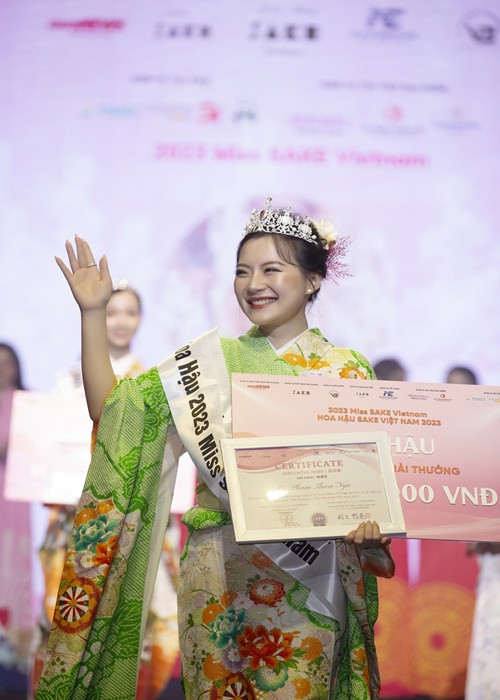 Thiên Nga đánh bại 17 thí sinh khác để đăng quang trong chung kết Miss Sake Việt Nam 2023. Ngoài vương miện, cô còn giành giải phụ Người đẹp truyền thông. Ảnh: Văn Hóa và Phát Triển.