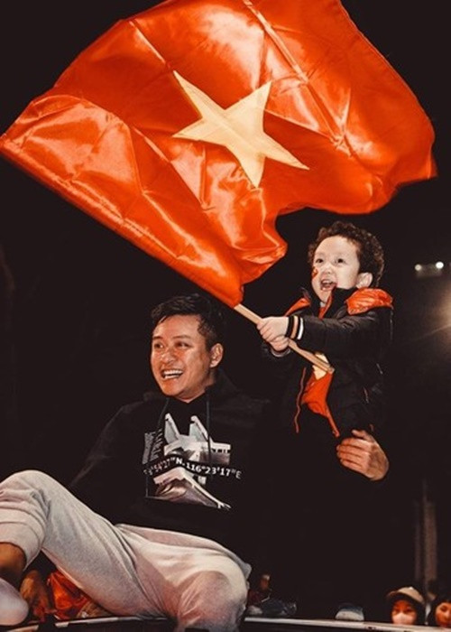 Quý tử nhà Tuấn Hưng ngày càng kháu khỉnh, có nhiều biểu cảm đáng yêu.