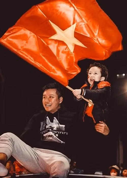 Quý tử nhà Tuấn Hưng ngày càng kháu khỉnh, có nhiều biểu cảm đáng yêu.