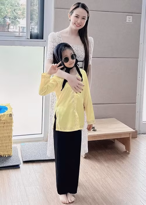 Theo Hương Baby, bé Son không ăn ảnh, giống hệt cô.