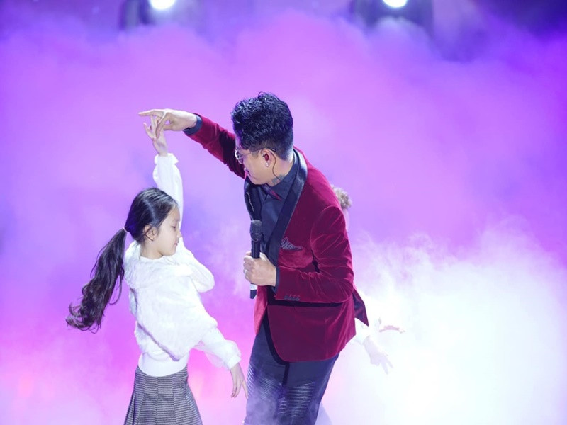 Nam ca sĩ từng đưa con gái lên sân khấu biểu diễn.