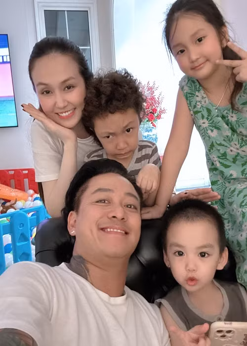 Tuấn Hưng dành nhiều thời gian cho gia đình. Anh tâm sự: "Tổ ấm nhỏ sẽ luôn khiến mình chả muốn đi đâu cả. Xong việc là phải về ngay để có thời gian chơi với các con. Cứ dành thời gian chơi với các con mình lại thấy cả một bầu trời tuổi thơ ùa về. Nụ cười của các con thật tuyệt. Bố mẹ sẽ cố gắng để trong ký ức của các con: 'Bố mẹ thật tuyệt vời'”.