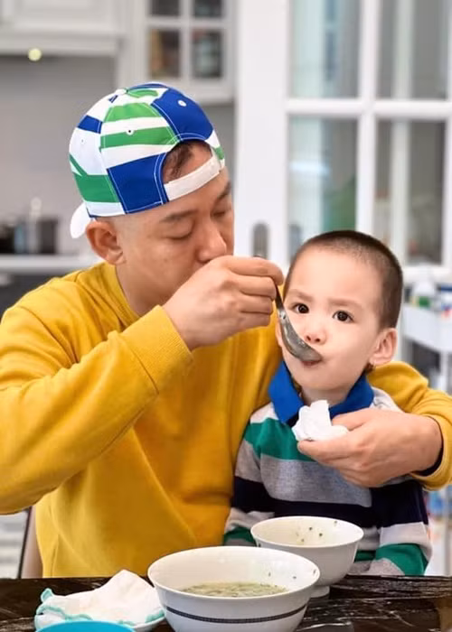 Giọng ca "Nắm lấy tay anh" từng chia sẻ, anh rất thương bé Sâm vì cậu nhóc sinh vào thời điểm dịch bệnh nên gần như không ra khỏi nhà trong 2 năm.