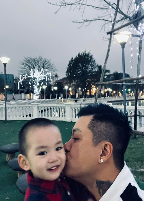 Bé Sâm được nhiều người nhận xét giống Tuấn Hưng ngày còn nhỏ.