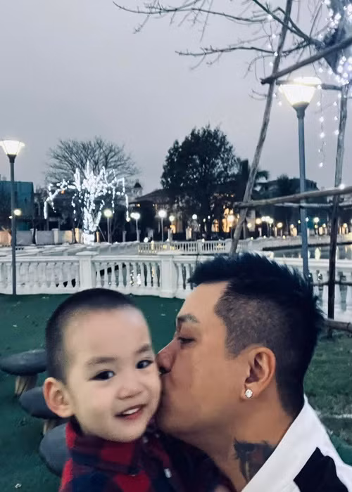 Bé Sâm được nhiều người nhận xét giống Tuấn Hưng ngày còn nhỏ.