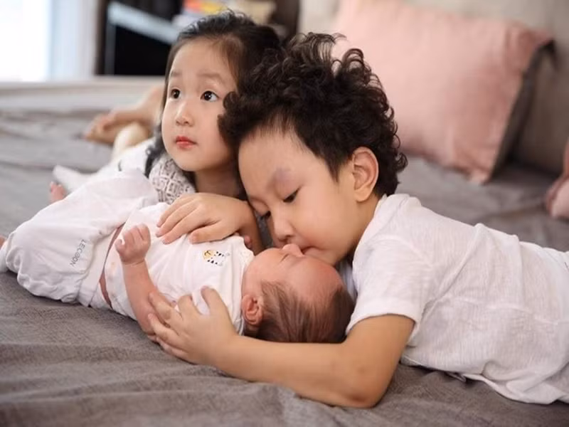 Bé Su Hào rất yêu thương hai em.
