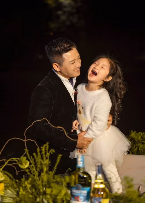 Bé Son - con gái Tuấn Hưng chào đời năm 2017.