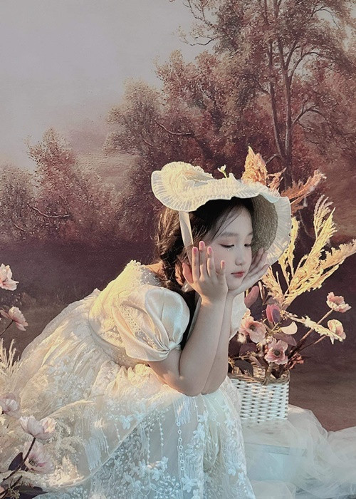 Bé Son lớn phổng phao, xinh xắn và đầy duyên dáng.