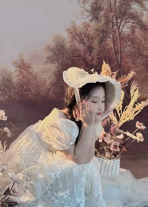 Bé Son lớn phổng phao, xinh xắn và đầy duyên dáng.